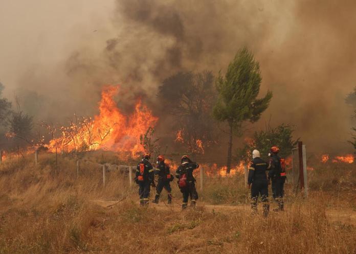 Dos muertos y dos heridos al chocar dos helicópteros antiincendios en Grecia, según medios