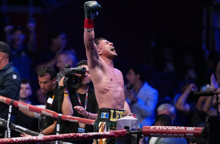 El boxeador guatemalteco Lester Martínez, tras defender exitosamente el campeonato interino supermediano del CMB, espera a su próximo rival.