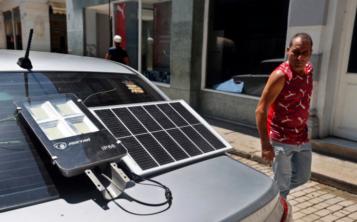Cuba aprueba nuevas normas para el uso de las energías renovables en medio de la crisis Cuba aprobó nuevas medidas para impulsar el uso de energías renovables.