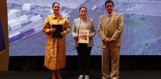 La Ministra de Comunicaciones, Norma Zea (al centro), expresó su compromiso con avanzar proyectos de infraestructura en el país. Foto La Hora: cortesía