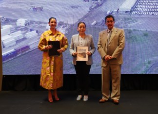 La Ministra de Comunicaciones, Norma Zea (al centro), expresó su compromiso con avanzar proyectos de infraestructura en el país. Foto La Hora: cortesía