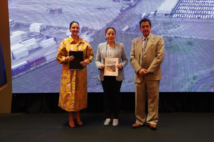 AGexport88 La Ministra de Comunicaciones, Norma Zea (al centro), expresó su compromiso con avanzar proyectos de infraestructura en el país. Foto La Hora: cortesía