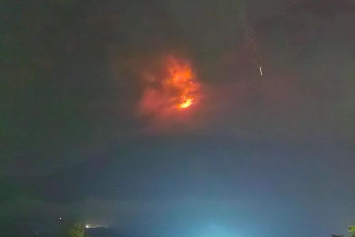 Actividad constante del volcán de Fuego. Foto La Hora: Captura de pantalla/ afarTV