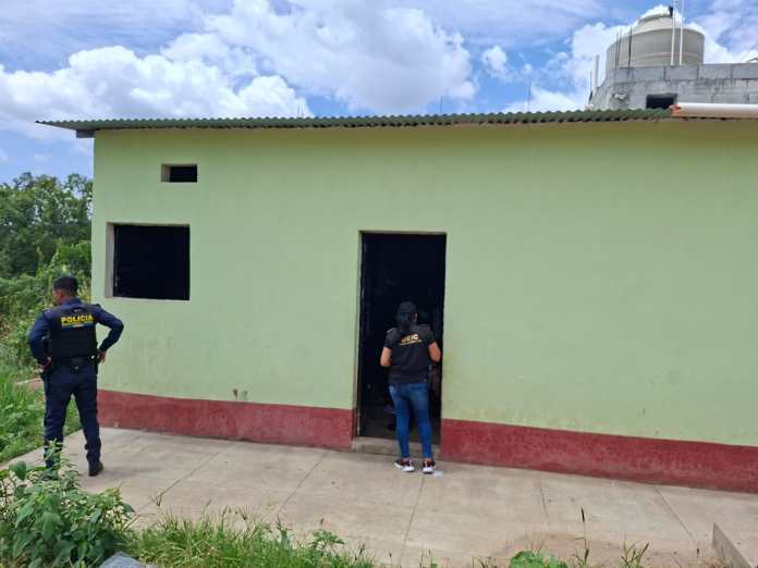 Una de las viviendas allanadas por investigadores de la DEIC y fiscales del Ministerio Público en Lomas de Azacualpilla, Palencia, tras el ataque armado contra agentes de la PNC.