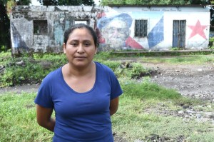 Ana Camposeco, habitante de la aldea La Trinidad, una de las que se encuentra en las faldas del volcán de Fuego de Guatemala, el más activo de Centroamérica, tras regresar a su hogar. Foto La Hora: EFE/ Alex Cruz.