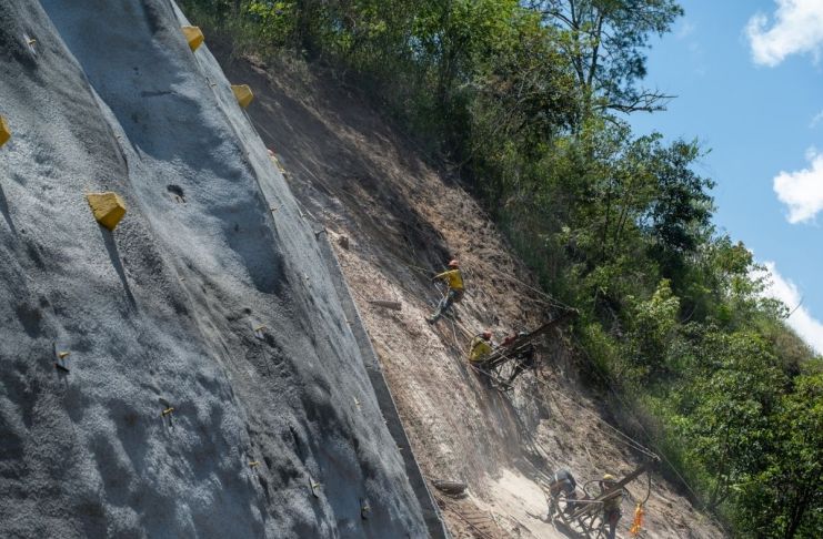 Archivo de trabajos del muro de contención en la avenida Hincapié que conectan con Boca del Monte. Foto La Hora: Covial
