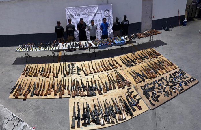 Un arsenal, que presuntamente iba destinado a grupos criminales, fue incautado por el Gobierno de México en el estado de Nuevo León.