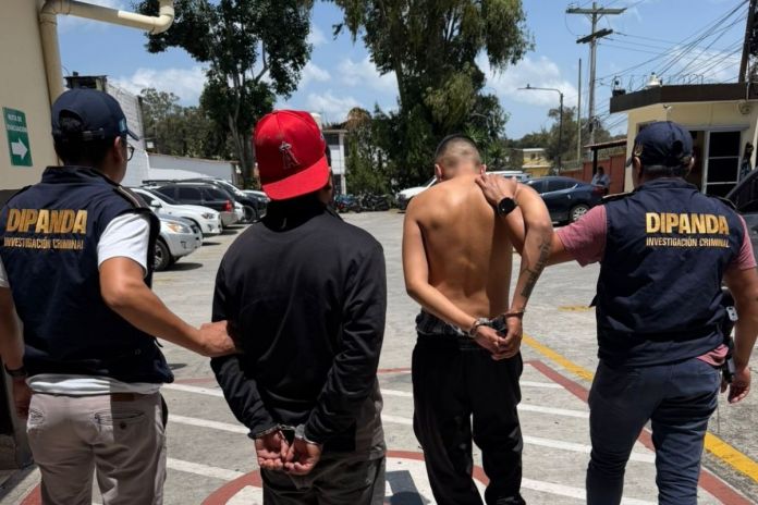 Dos hombres son detenidos cuando exigían Q3 mil de supuesta extorsión en Mixco. Foto La Hora: PNC.