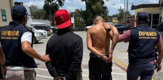 Dos hombres son detenidos cuando exigían Q3 mil de supuesta extorsión en Mixco. Foto La Hora: PNC.