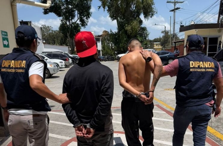 Dos hombres son detenidos cuando exigían Q3 mil de supuesta extorsión en Mixco Dos hombres son detenidos cuando exigían Q3 mil de supuesta extorsión en Mixco. Foto La Hora: PNC.