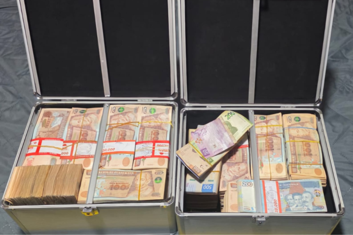 Capturado en allanamiento tenía más de Q1 millón y moneda extranjera. Foto La Hora: PNC.