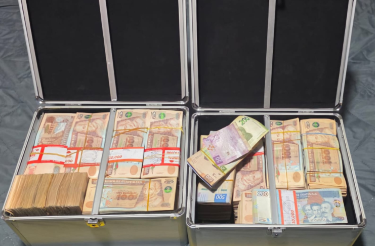 Incautan más de Q1 millón y 128 mil pesos mexicanos en allanamiento en Huehuetenango Capturado en allanamiento tenía más de Q1 millón y moneda extranjera. Foto La Hora: PNC.