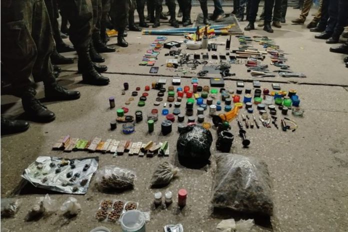 Requisa en Pavoncito deja decomiso de objetos y posibles drogas. Foto La Hora: Ejército de Guatemala.