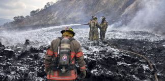 Incendio consume almacén de mangueras de PVC en la ruta al Pacífico. Foto La Hora: CVB.