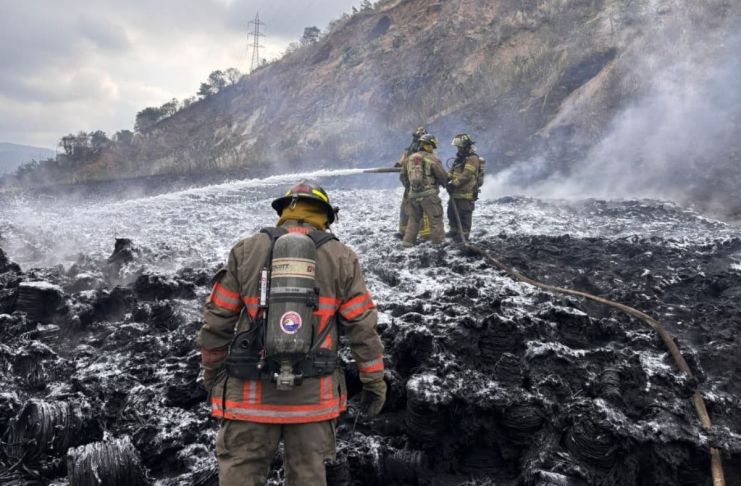 Incendio consume almacén de mangueras de PVC en la ruta al Pacífico. Foto La Hora: CVB.