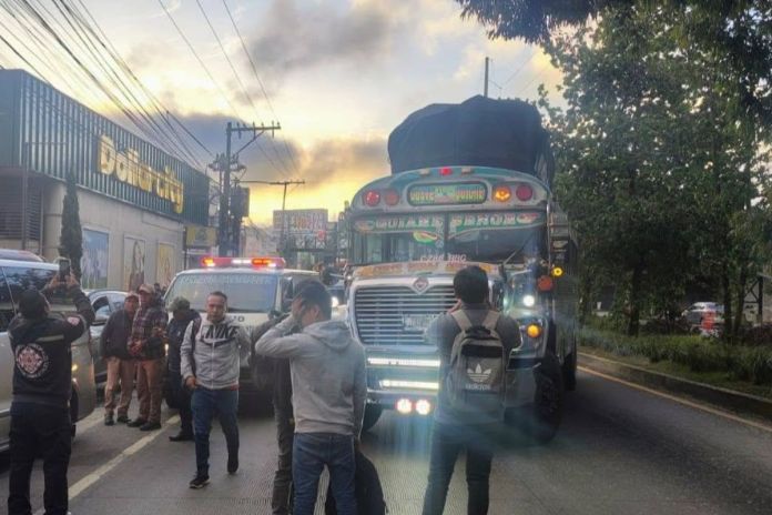 Tránsito lento hacia la capital por ataque armado contra extraurbano en San Lucas Sacatepéquez. Foto La Hora: MPT San Lucas Sacatepéquez.
