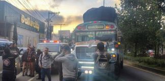 Tránsito lento hacia la capital por ataque armado contra extraurbano en San Lucas Sacatepéquez. Foto La Hora: MPT San Lucas Sacatepéquez.