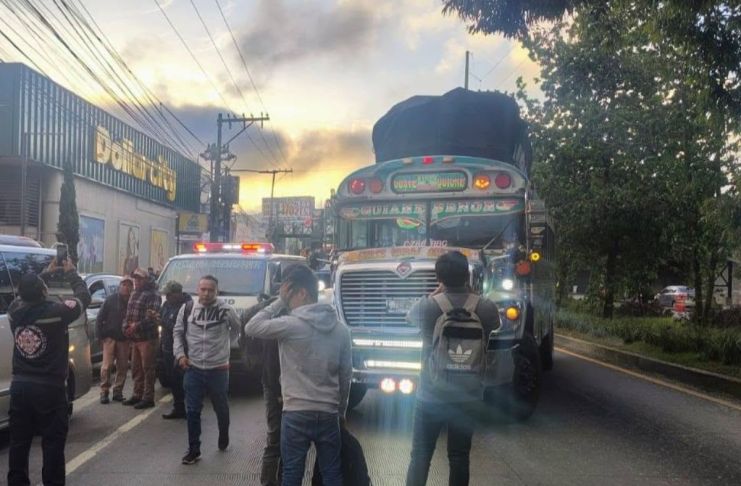Tránsito lento hacia la capital por ataque armado contra extraurbano en San Lucas Sacatepéquez. Foto La Hora: MPT San Lucas Sacatepéquez.