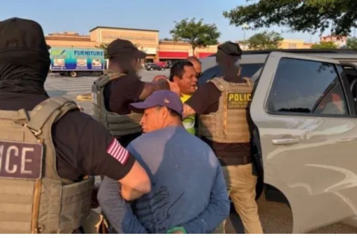 Artes LH (24) Guatemaltecos están entre los 1,300 migrantes detenidos por ICE. Foto La Hora: DHS.