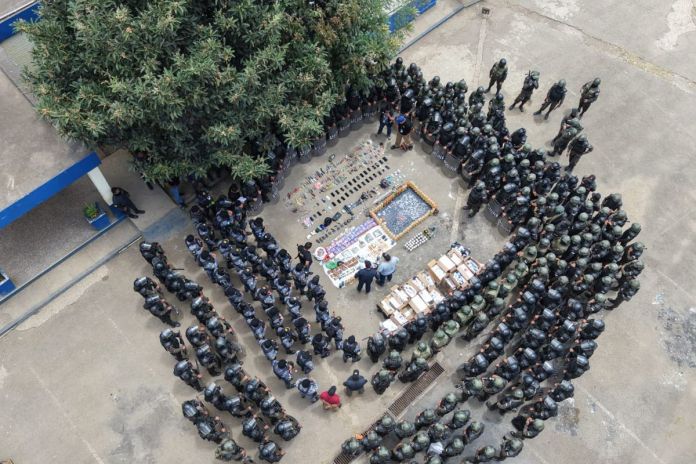 Requisa en Pavón deja decomiso de miles de objetos prohibidos y presunta droga. Foto La Hora: Ejército.