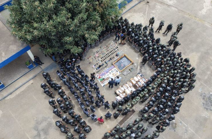 Requisa en Pavón deja decomiso de miles de objetos prohibidos y presunta droga. Foto La Hora: Ejército.