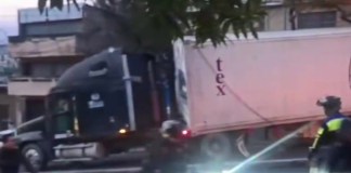 Un tráiler con fallas mecánicas bloquea la bajada de la avenida Bolívar, con dirección hacia la sexta avenida de la zona 1, complicando el tráfico en distintos sectores de la Ciudad de Guatemala.