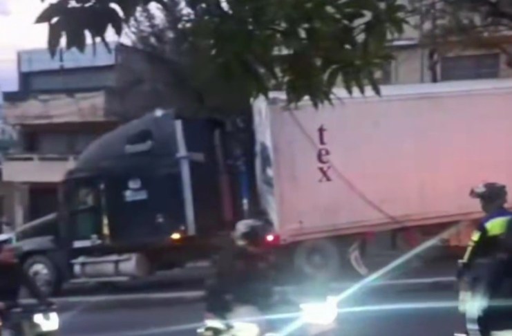 Tráiler bloquea bajada de la avenida Bolívar y complica el tráfico en distintos puntos de la Ciudad de Guatemala Un tráiler con fallas mecánicas bloquea la bajada de la avenida Bolívar, con dirección hacia la sexta avenida de la zona 1, complicando el tráfico en distintos sectores de la Ciudad de Guatemala.