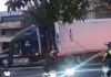 Tráiler bloquea bajada de la avenida Bolívar y complica el tráfico en distintos puntos de la Ciudad de Guatemala Un tráiler con fallas mecánicas bloquea la bajada de la avenida Bolívar, con dirección hacia la sexta avenida de la zona 1, complicando el tráfico en distintos sectores de la Ciudad de Guatemala.