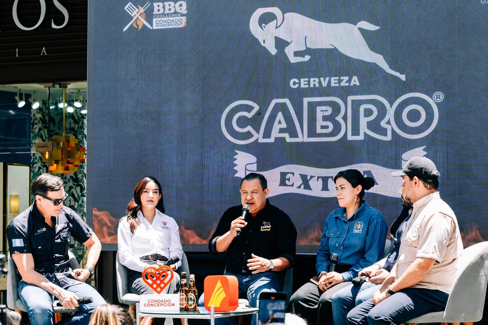 Esvin Calán, gerente de Eventos Especiales de Cerveza Cabro, otorgando información durante presentación de BBQ Challenge 2026 en Condado Concepción. Foto: Cortesía Cerveza Cabro