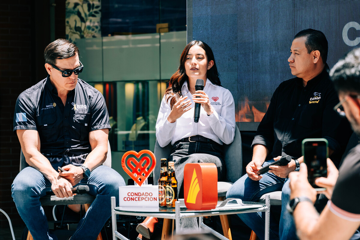 De izquierda a derecha: Roberto Cruz, miembro de Club Rotario Guatemala; Paulina Álvarez, gerente de marca Condado Concepción; Esvin Calán, gerente de Eventos Especiales de Cerveza Cabro. Foto: Cortesía Cerveza Cabro