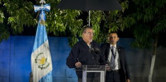 Bernardo Arévalo durante conferencia de prensa en donde explica la situación de los migrantes mexicanos que vienen a Guatemala. Foto La Hora: Daniel Ramírez