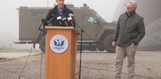 El comisionado de la Oficina de Aduanas y Protección Fronteriza (CBP), Rodney S. Scott (i), habla junto al encargado de la política fronteriza de la Casa Blanca, Tom Homan, en una rueda de prensa en San Diego (EE.UU.). Fotografía de archivo. EFE/ Manuel Ocaño