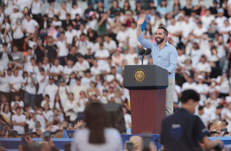 Bukele anuncia 50 mil becas para estudiantes del sector público Bukele, anunció este domingo que 50 mil jóvenes salvadoreños recibirán becas universitarias durante este año