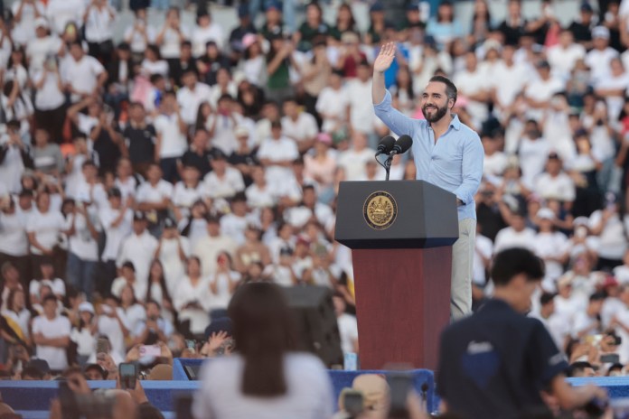 Nayib Bukele anuncia entrega de becas universitarias durante un evento en San Salvador Bukele, anunció este domingo que 50 mil jóvenes salvadoreños recibirán becas universitarias durante este año