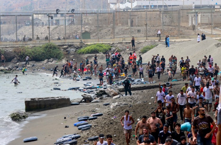 Europa busca una respuesta común tras la crisis migratoria en Ceuta mientras Marruecos frena el éxodo CEUTA, 30/07/2026.- Miles de jóvenes marroquíes llegaron este jueves a la frontera entre Castillejos (Marruecos) y Ceuta para tratar de cruzar la valla que separa las dos ciudades, según pudo comprobar EFE. Cientos de ellos saltaron las vallas de protección, que no estaban custodiadas en ese momento por policías, y accedieron a Ceuta. EFE/Reduan Dris
