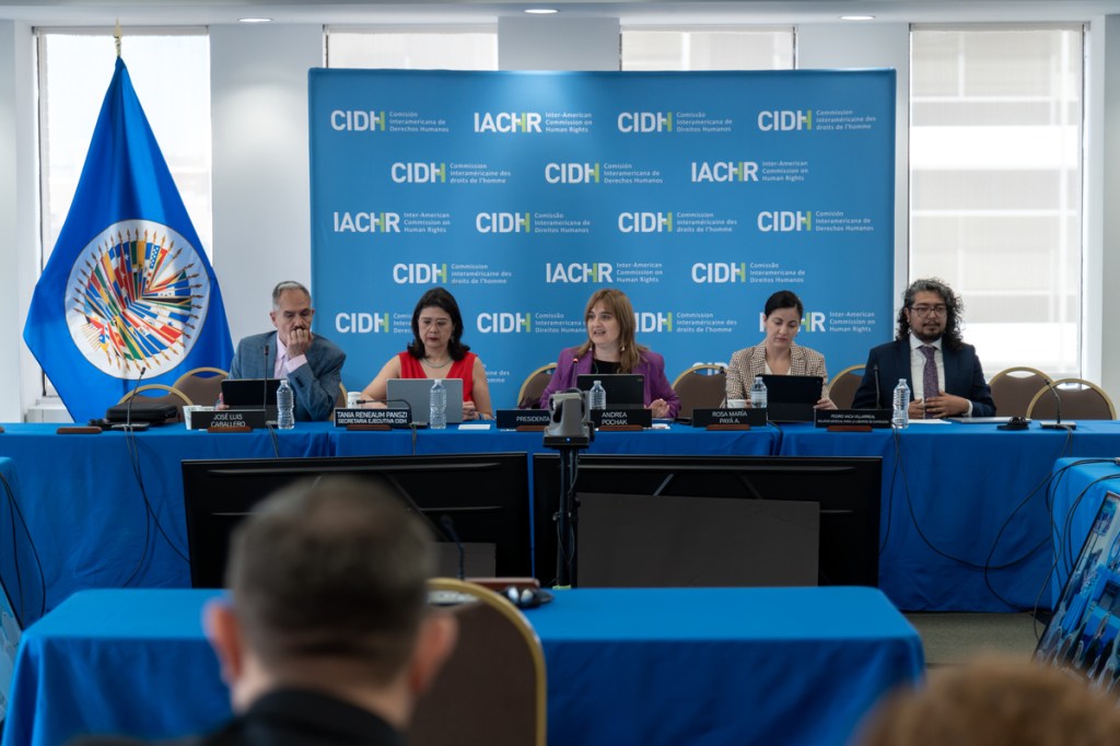La vicepresidenta de la CIDH, Andrea Pochak (centro), junto a otros comisionados y relatores, escucha los testimonios durante la audiencia sobre el exilio forzado en Centroamérica, celebrada en Washington D. C.