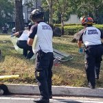 Socorristas ubican a dos cuerpos sin vida en el bulevar El Naranjo, zona de Mixco. Foto: CVB