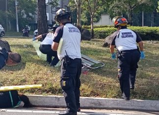 Socorristas ubican a dos cuerpos sin vida en el bulevar El Naranjo, zona de Mixco. Foto: CVB