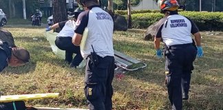 Hallan otros dos cadáveres atados de pies y manos, ahora en El Naranjo Socorristas ubican a dos cuerpos sin vida en el bulevar El Naranjo, zona de Mixco. Foto: CVB