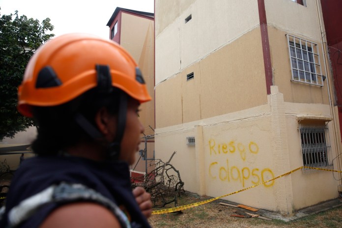 Una integrante de organismos de socorro observa los edificios Chiminangos, los cuales presentan fallas estructurales y riesgo de colapso tras el terremoto de magnitud 7,4 ocurrido hace una semana en Cali (Colombia). Foto La Hora: EFE/ Ernesto Guzmán