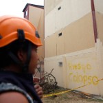 Una integrante de organismos de socorro observa los edificios Chiminangos, los cuales presentan fallas estructurales y riesgo de colapso tras el terremoto de magnitud 7,4 ocurrido hace una semana en Cali (Colombia). Foto La Hora: EFE/ Ernesto Guzmán