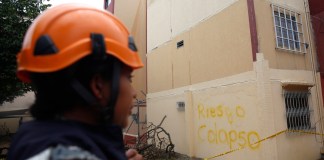 Una integrante de organismos de socorro observa los edificios Chiminangos, los cuales presentan fallas estructurales y riesgo de colapso tras el terremoto de magnitud 7,4 ocurrido hace una semana en Cali (Colombia). Foto La Hora: EFE/ Ernesto Guzmán