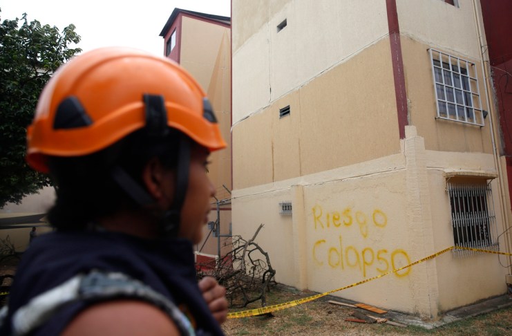 Una integrante de organismos de socorro observa los edificios Chiminangos, los cuales presentan fallas estructurales y riesgo de colapso tras el terremoto de magnitud 7,4 ocurrido hace una semana en Cali (Colombia). Foto La Hora: EFE/ Ernesto Guzmán