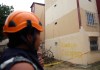 Una integrante de organismos de socorro observa los edificios Chiminangos, los cuales presentan fallas estructurales y riesgo de colapso tras el terremoto de magnitud 7,4 ocurrido hace una semana en Cali (Colombia). Foto La Hora: EFE/ Ernesto Guzmán