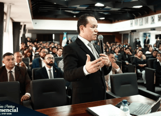 El magistrado Estuardo Cárdenas durante su audiencia ante la Corte de Constitucionalidad, donde cuestionó su traslado de la Cámara de Amparos y Antejuicios a la Cámara Civil.