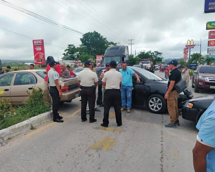 Carretera bloqueada frente al Aeropuerto Mundo Maya, Santa Elena, Petén. Foto La Hora: FB NoticiasRp San Antonio Peten