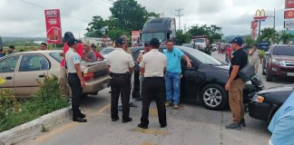 Carretera bloqueada frente al Aeropuerto Mundo Maya, Santa Elena, Petén. Foto La Hora: FB NoticiasRp San Antonio Peten