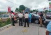 Carretera bloqueada frente al Aeropuerto Mundo Maya, Santa Elena, Petén. Foto La Hora: FB NoticiasRp San Antonio Peten