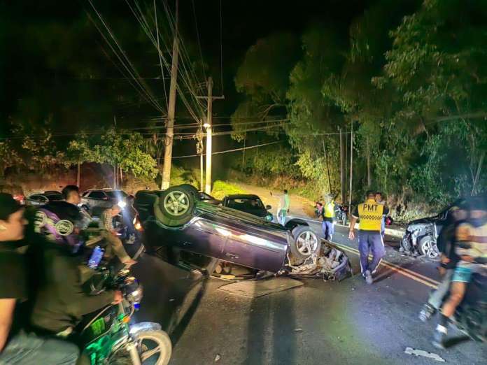 Carro El accidente de tránsito se registró en el kilómetro 9 carretera a Muxbal. Foto La Hora: PMTSCP