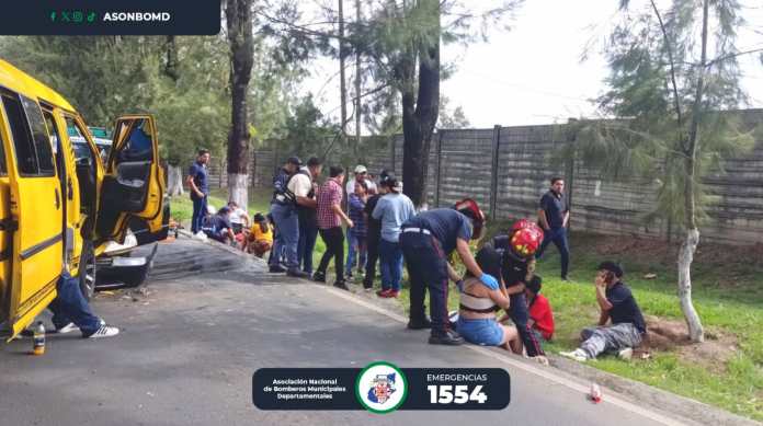 Bomberos Municipales Departamentales atendieron a seis personas heridas tras un accidente entre un microbús y un vehículo sedán en el kilómetro 22 de la ruta a Fraijanes.